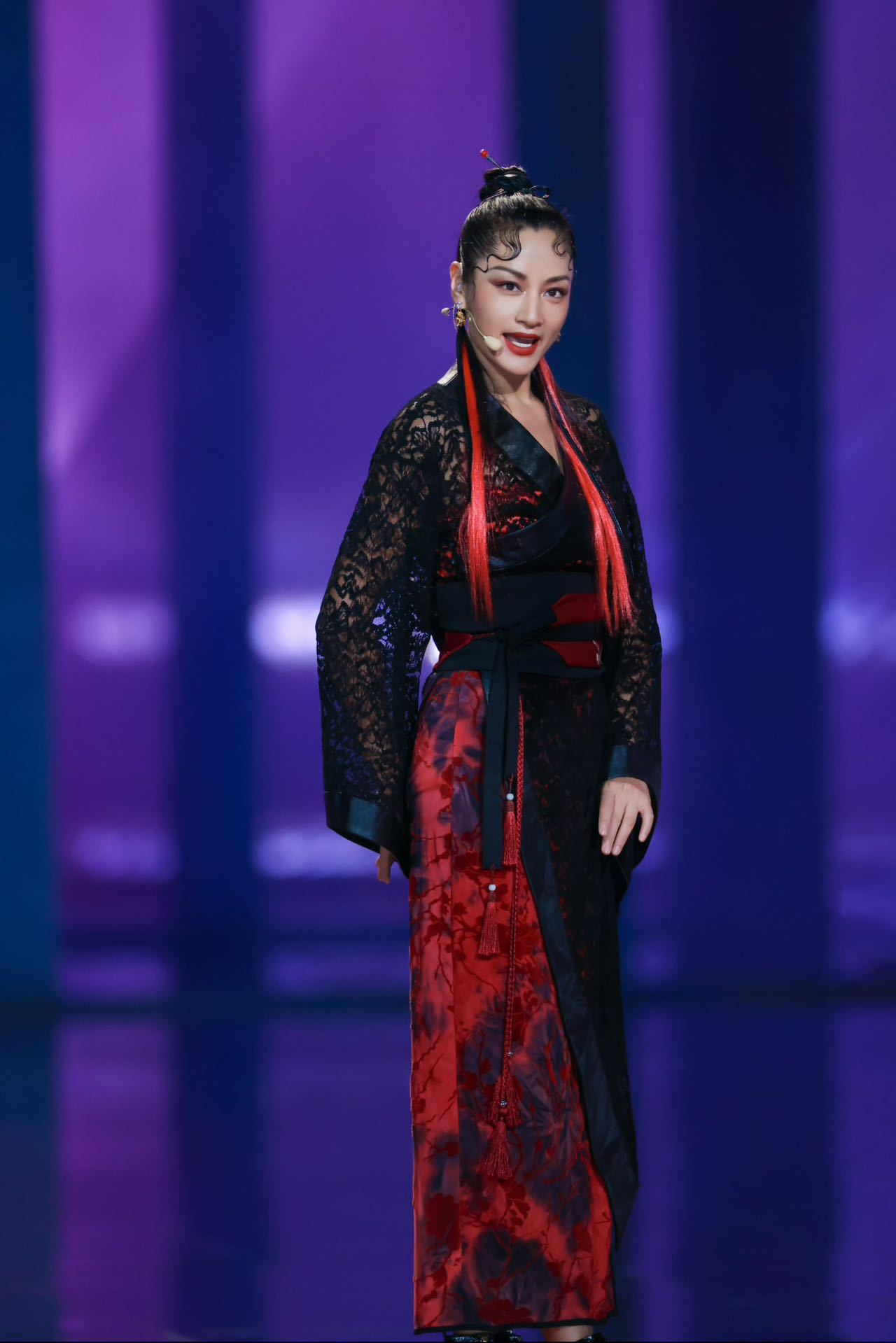 瞿颖回应为什么不想天天都上班  54岁瞿颖靠2.5元耳环翻红，18%体脂碾压年轻