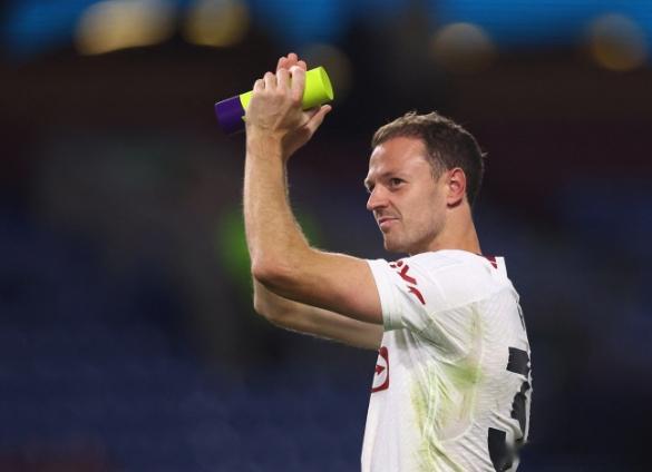 据天空好体育报道，埃文斯重返曼联，担任弗莱彻的短期助教。曼联主帅阿莫林下课，弗莱