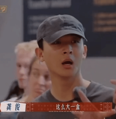 张晚意急得小兔牙都出来了不笑的时候酷酷的，性张力十足，笑起来像个小奶娃，可可爱爱