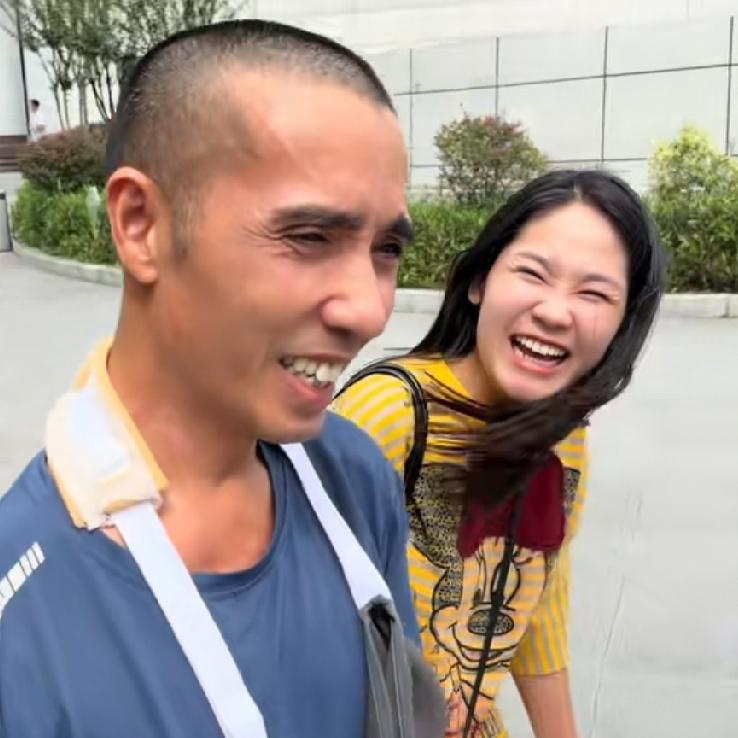 小松和秋秋带着五叔来到了河口，他们一行几人第一时间赶到了河口的大医院给五叔看病，