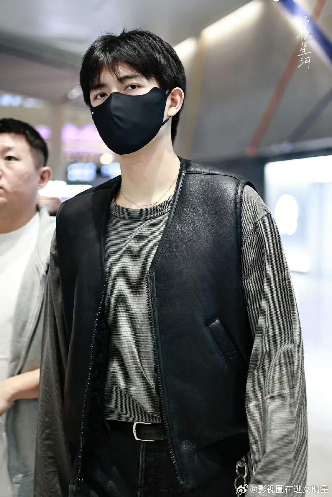 陈飞宇出发参加星光大赏 陈飞宇出发参加星光大赏啦～期待帅哥明日红毯！ 