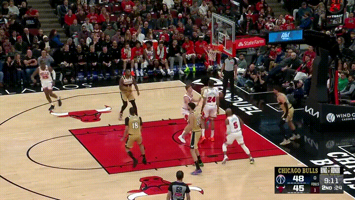 在今天进行的奇才和公牛的比赛中发生了让人无比吃惊的一幕。当时比赛进行到了第二节的