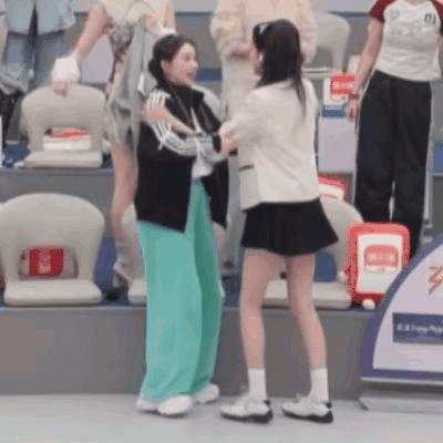 《浪姐》二公后台，阚清子跟孙怡抱一起了，两人抱一起以后很开心的扭动起来，看起来就