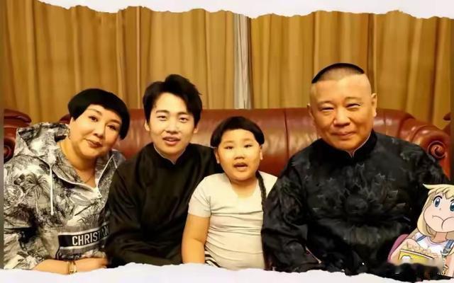 郭德纲一家四口现身，王惠染绿发体重超200斤，郭汾阳给麒麟抢花



德云社陶阳