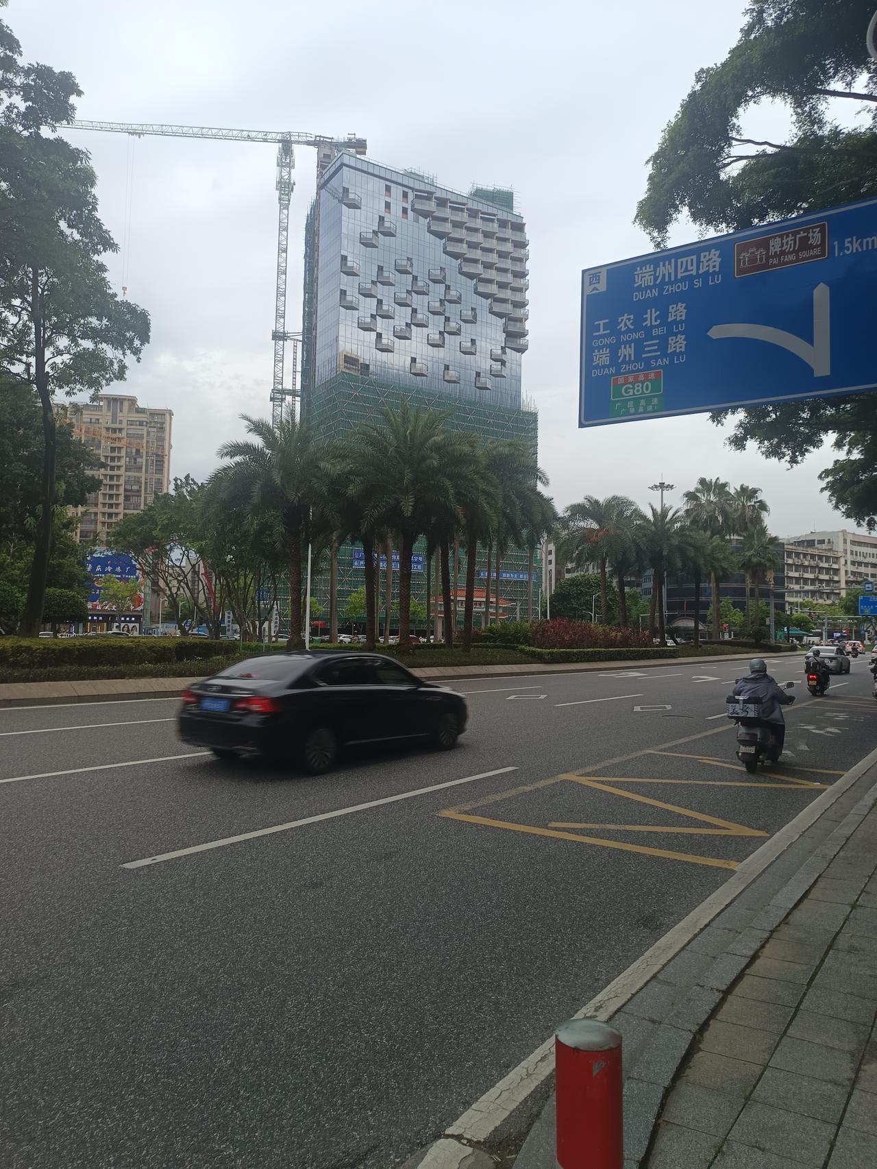 我终于知道了
肇庆第一高楼，建成之后是一家酒店
现在居然也没有谁能知道是什么酒店