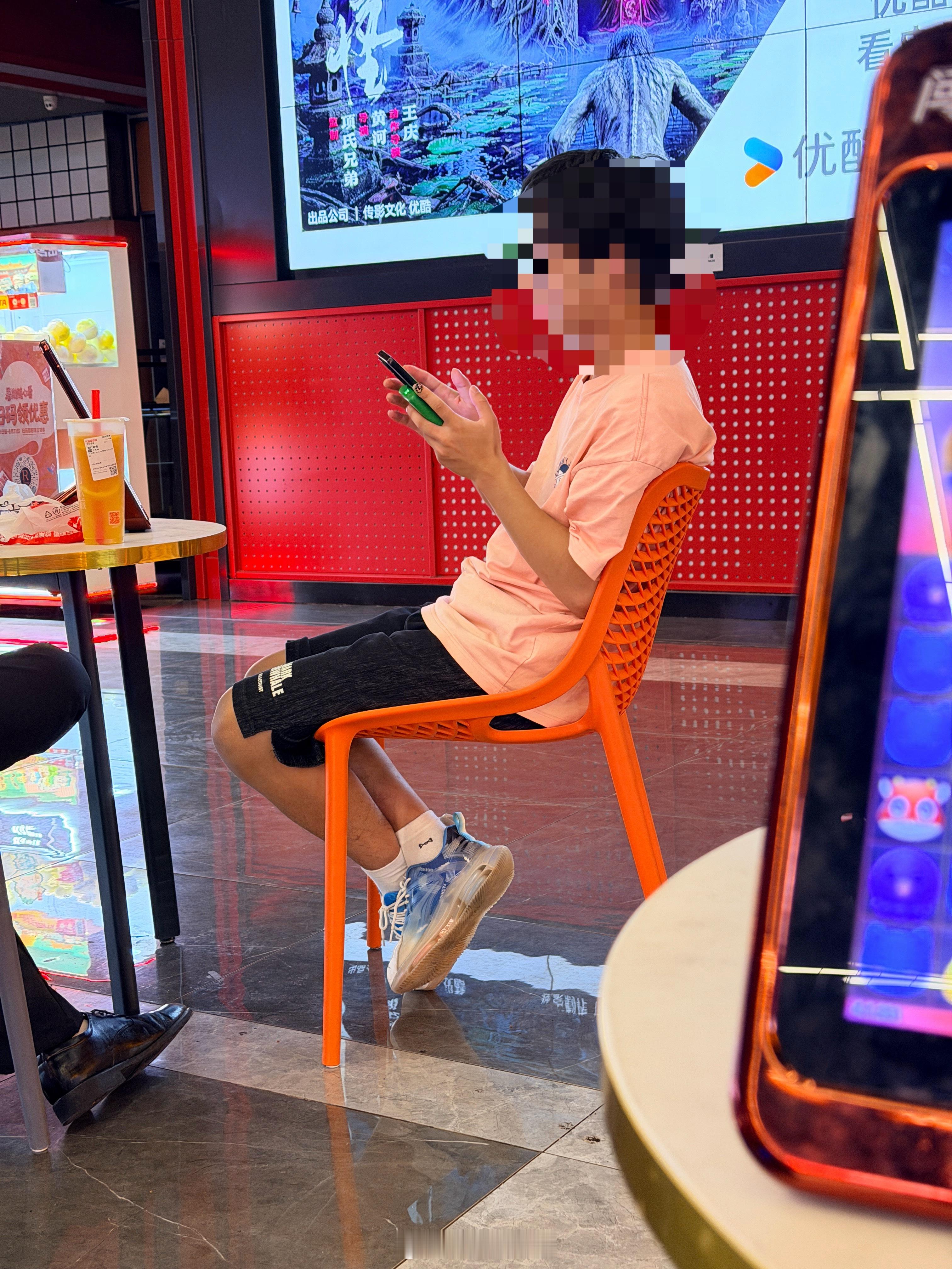 来听听00后的发言：肖申克的救赎我就不知道为什么大家说它好看，可能是我太年轻吧，