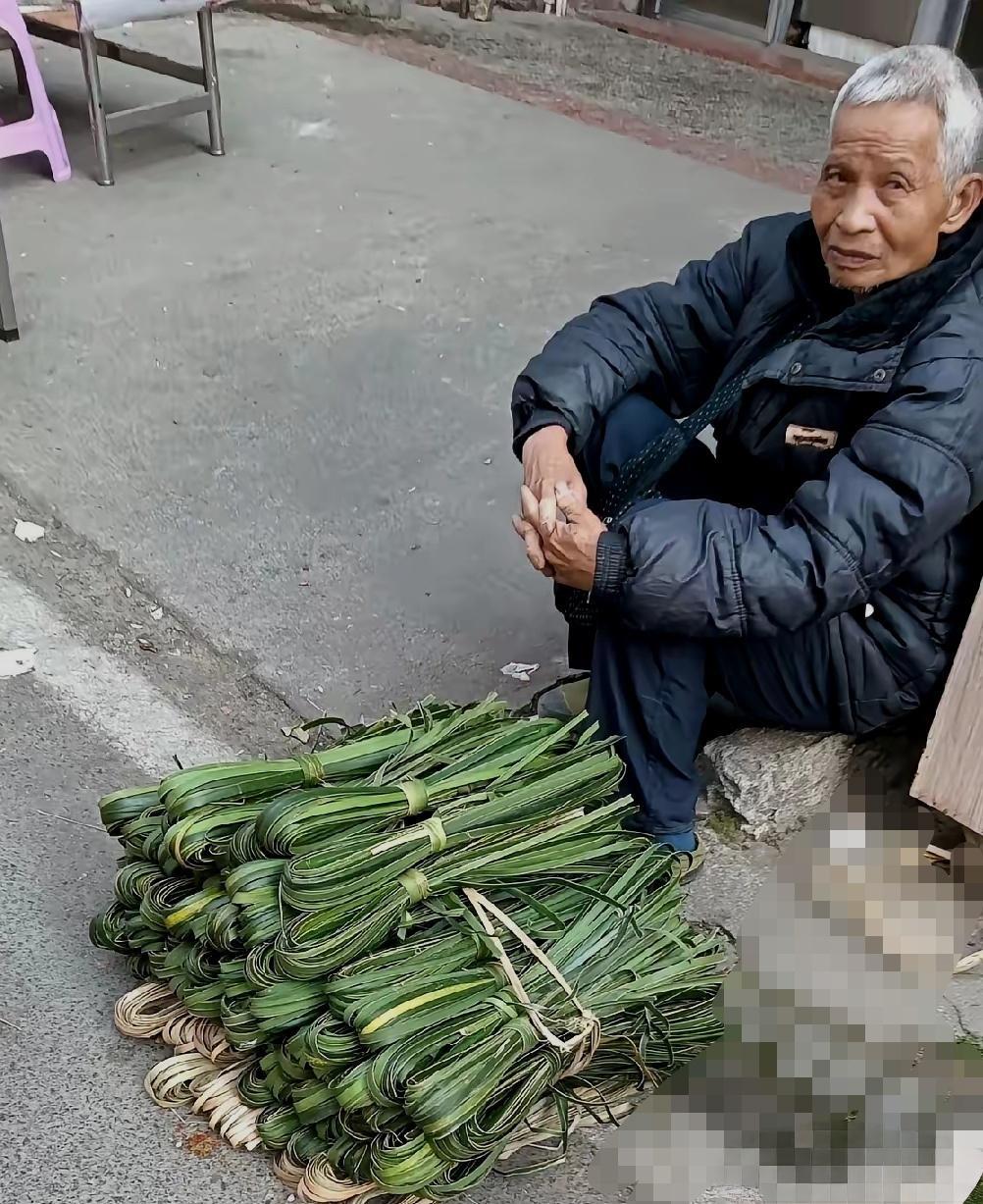 这东西也有人买？
怪不得一天都没卖不出去。
大爷守着小摊坐了好久，
看着实在让人