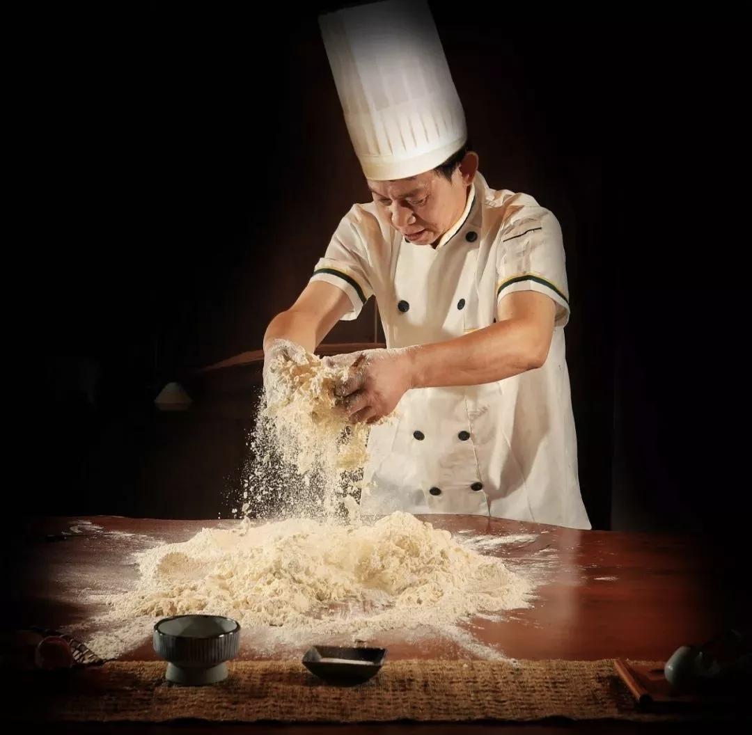 关于湘点大师何华山的匠心及美学

文/中国湘菜文化大师 邓杰

何华山（图1左）