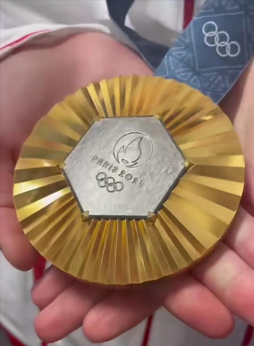 以为是999纯金，原来是666老铁，这就是真实的巴黎奥运金牌，让网友近距离的感受