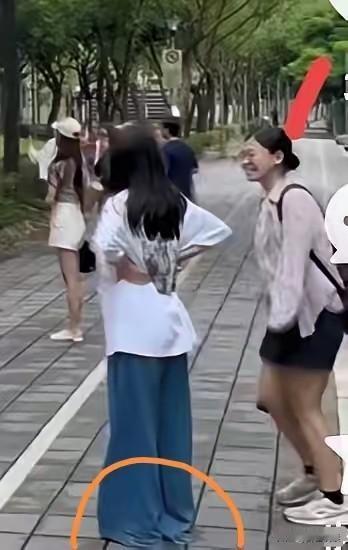 看到汪公子母亲节发的视频
可能姓汪的姓马的甚至姓张的
都没注意到一个细节

那就