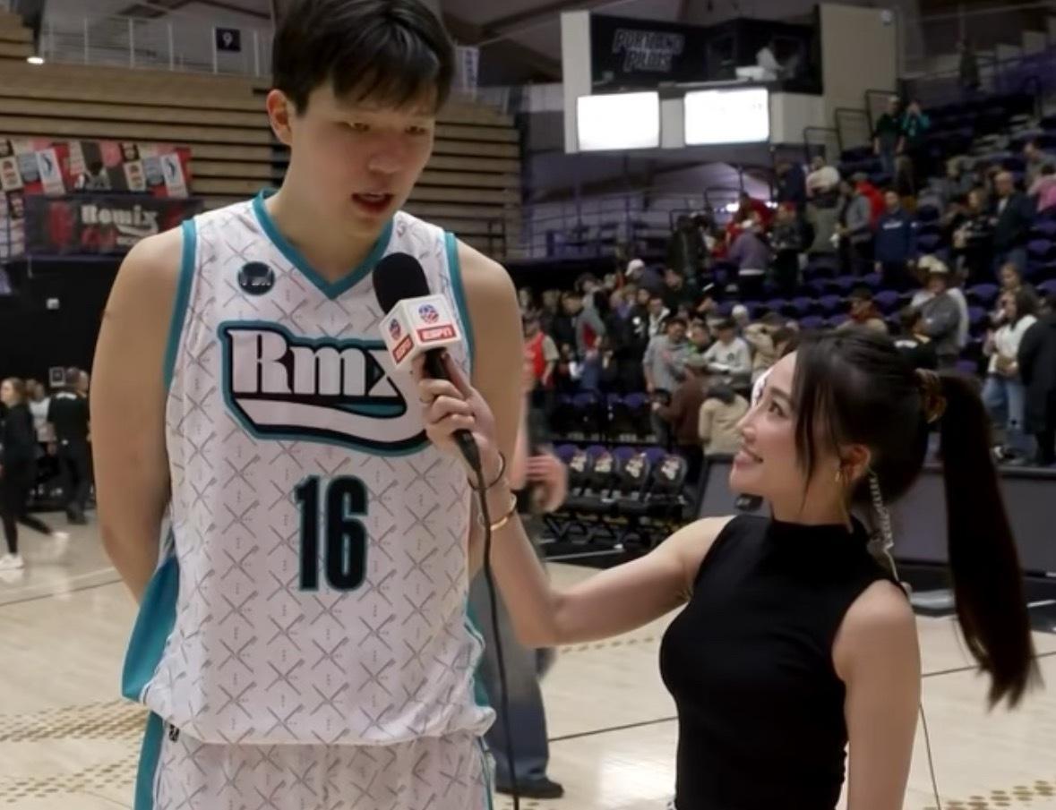 说个小细节:  有几个回合对手见他在内线直接放弃单打，第一节还敢硬攻试探，第二节