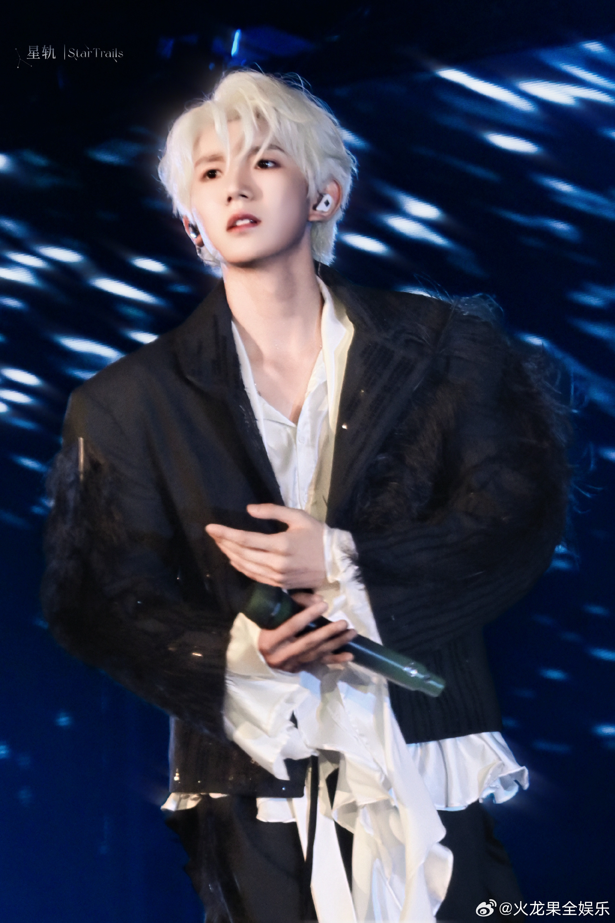 橹穆站姐拍的王源 从重庆街头唱到鸟巢鸟巢最年轻的开唱者！谢谢你一直坚定且勇敢，王