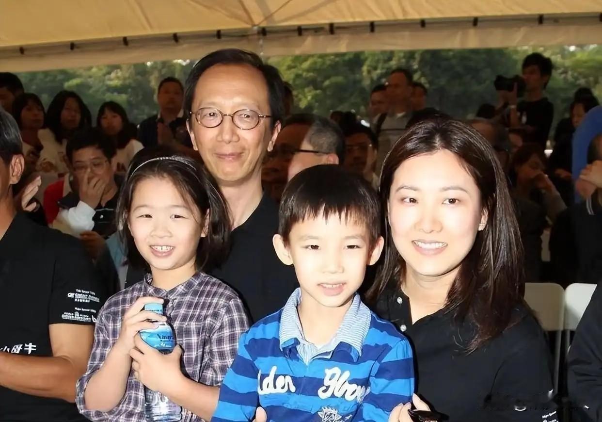 2026年8月，香港一场慈善晚宴上，74岁的梁锦松牵着48岁的伏明霞，身后跟着三