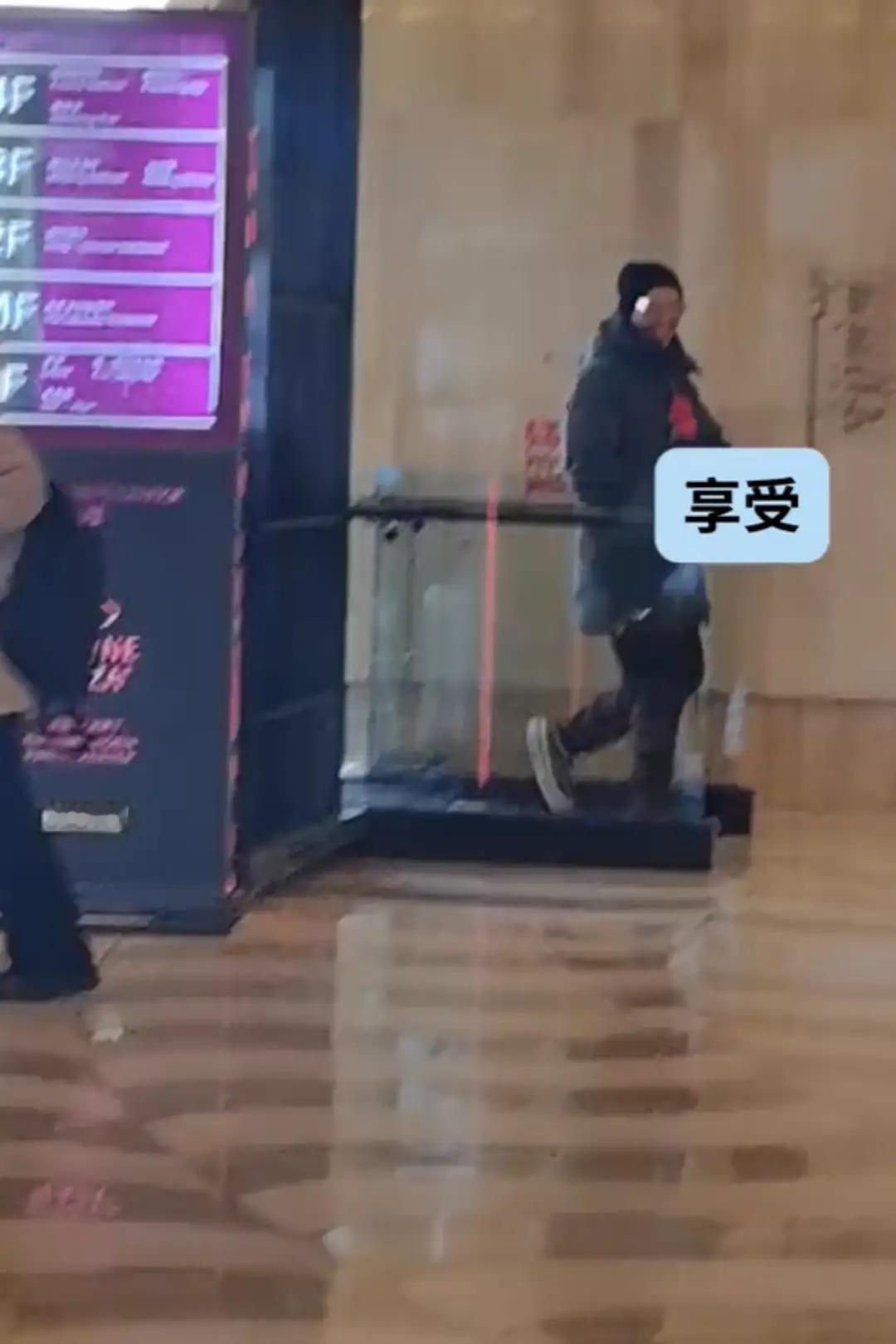 酒窝到天津找亲爸，高云翔带妻子陪女儿逛街，玩游戏输了当众跳舞！ 