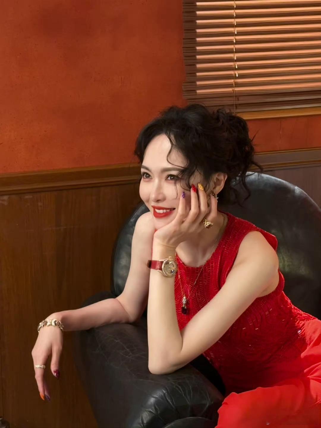 唐嫣红裙 经济上行的美一袭红裙，万丈光芒。这抹亮眼的“中国红”，恰似经济上扬的曲