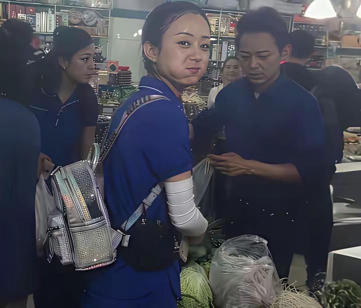 有网友说，照片中男的是当年湖南卫视娱乐节目主持人何炅在拍一档什么节目，背包包的女