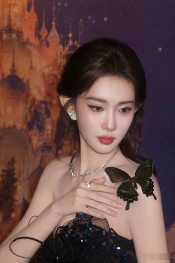 孟子义暗夜流光蝴蝶孟子义把蝴蝶穿在身上蓬大裙摆华丽感直接拉满 ​​​