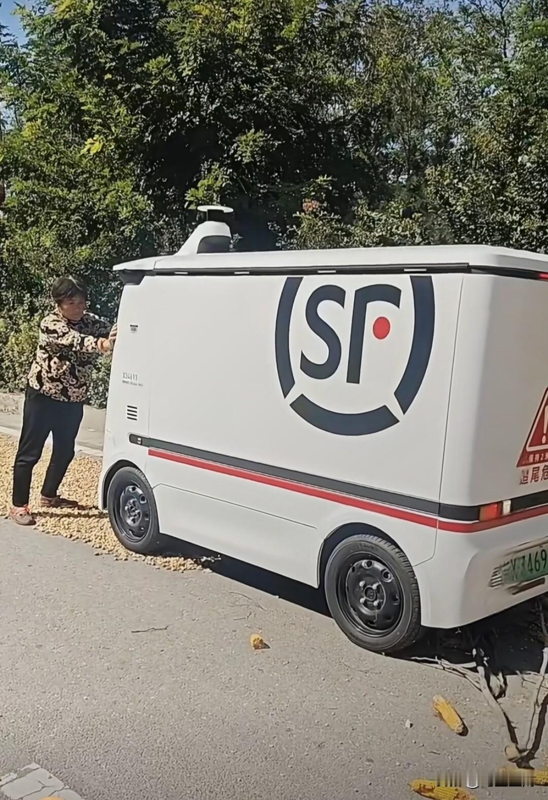 农村大妈遇到顺丰无人车，将会碰撞出怎样的火花？

每年农忙时，在农村经常会见到，