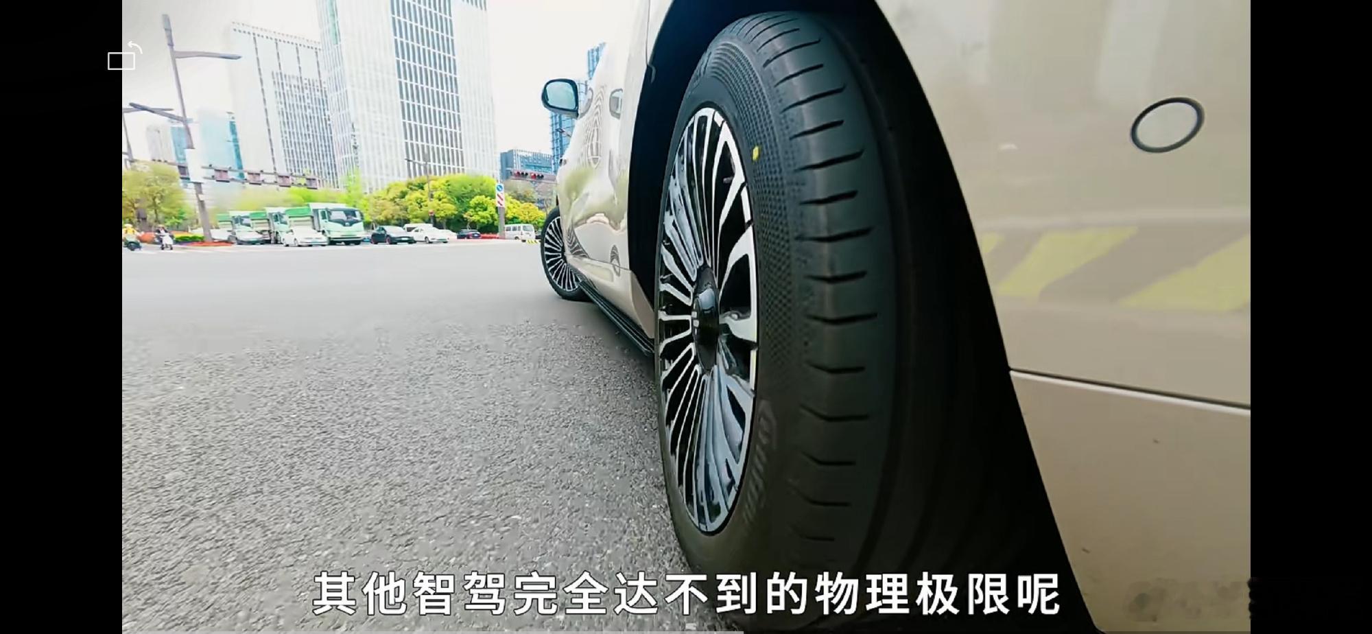 在路口调头，我会遵守交通法规过了斑马线再调，结果在我后面的那辆特斯拉就抢在我后面