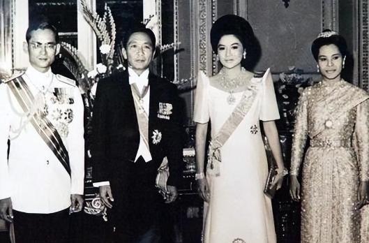 1986年，干了21年菲律宾总统的老马科斯 与妻子携带300箱黄金与百亿钱财出逃