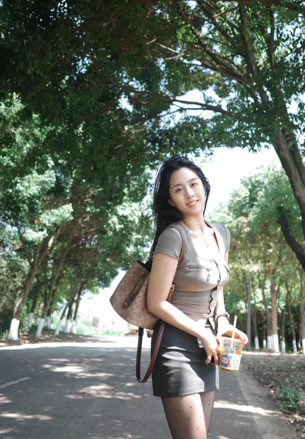一种又纯又欲的轻熟气质 