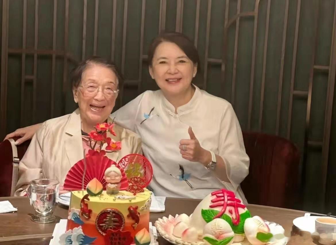 胡慧中为婆婆庆101岁寿辰！一家同框好违和，女儿穿裙子胖了好多！ ​​​