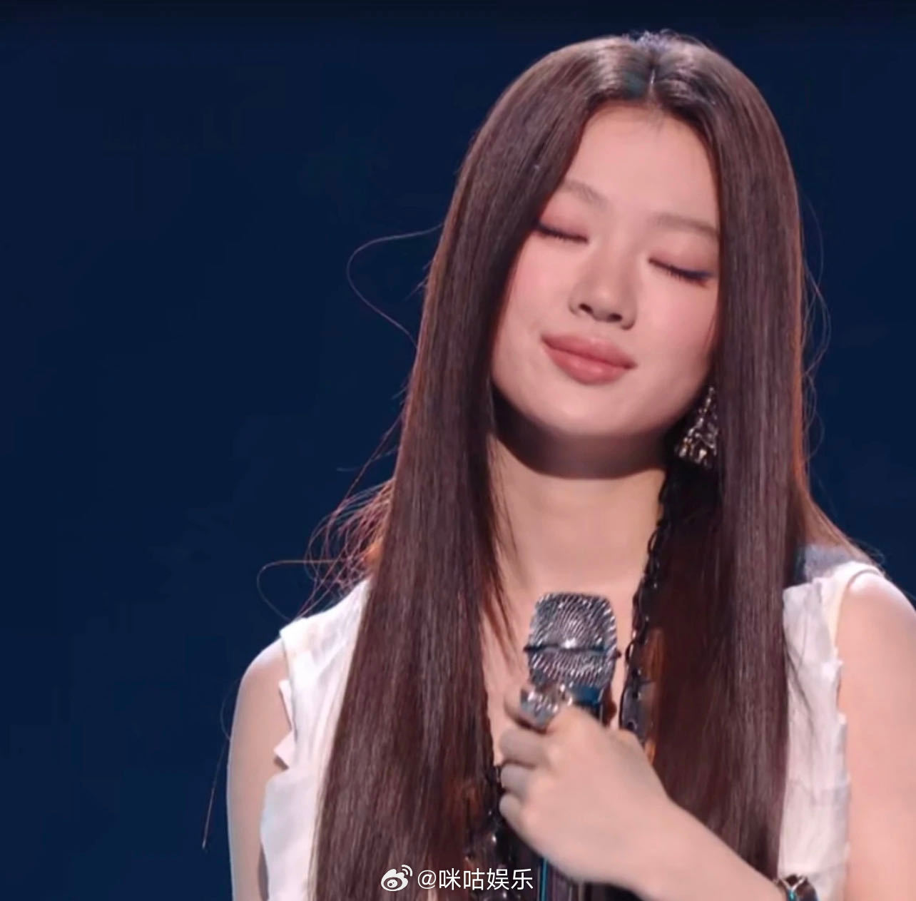 单依纯头发丝秒变函数图这届网友快把单依纯玩坏了 别人追星修图P美颜，的粉丝直接拿