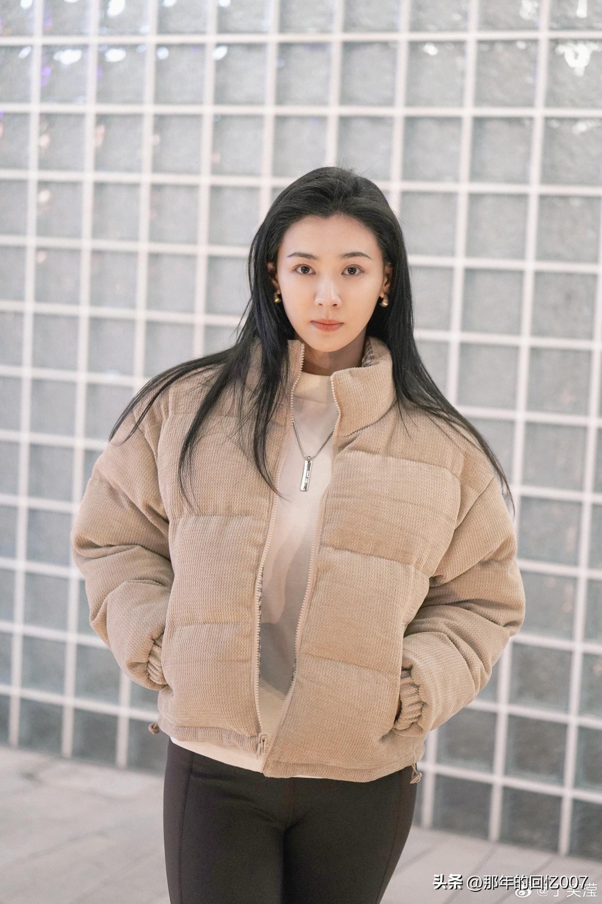 冬天选米色羽绒服搭配黑色打底裤，简直是简约时尚的典范！羽绒服包容性强，塞着鸭绒保