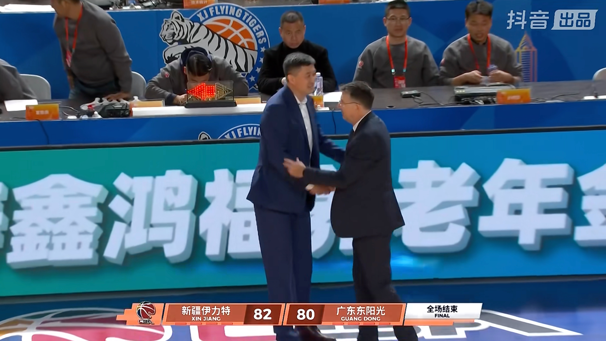 新疆主场2分惊险击败广东，阿不都沙拉木关键抢断麦考尔，不过随后劳森五秒违例，广东