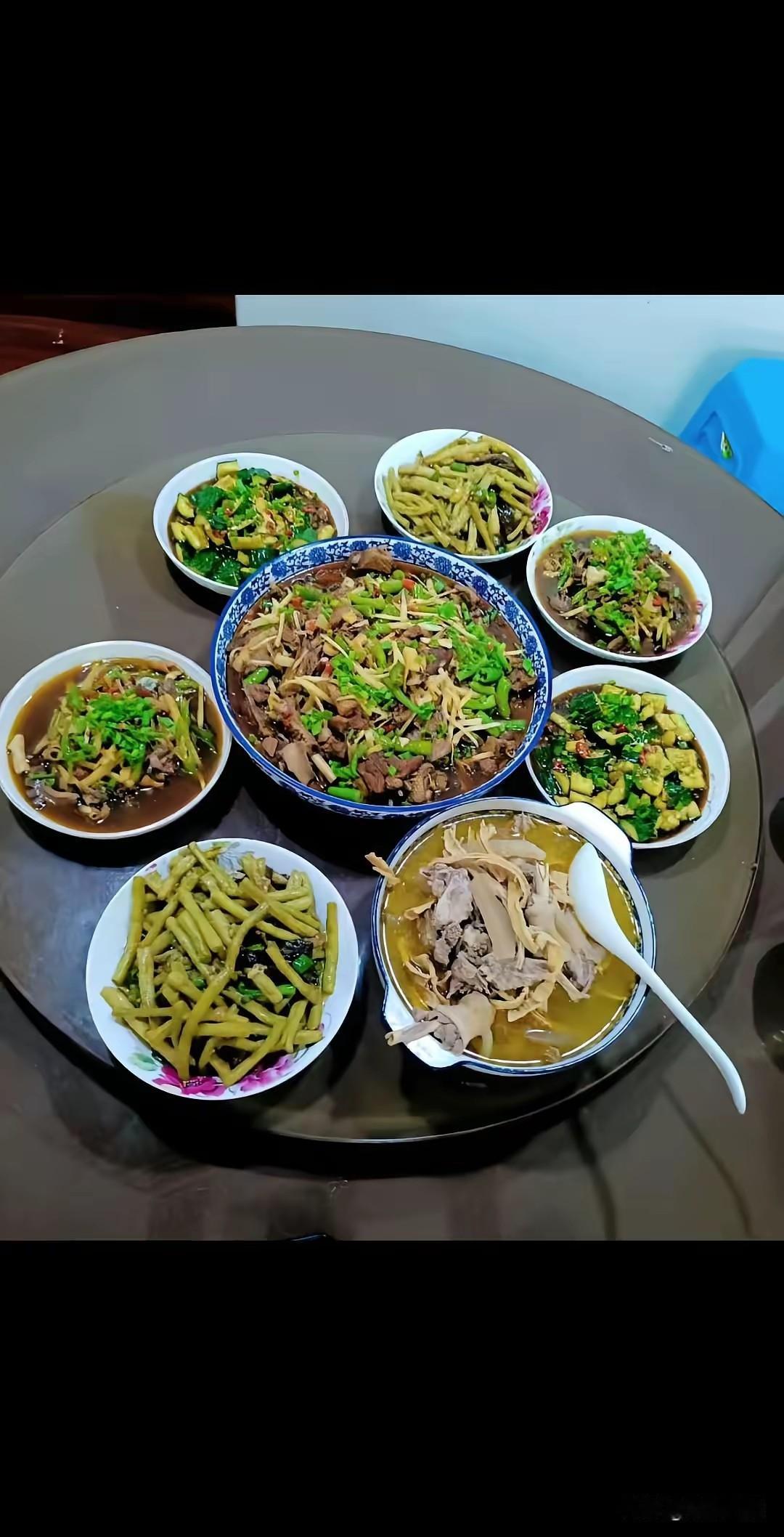 这两桌菜要是你吃会选哪一桌？