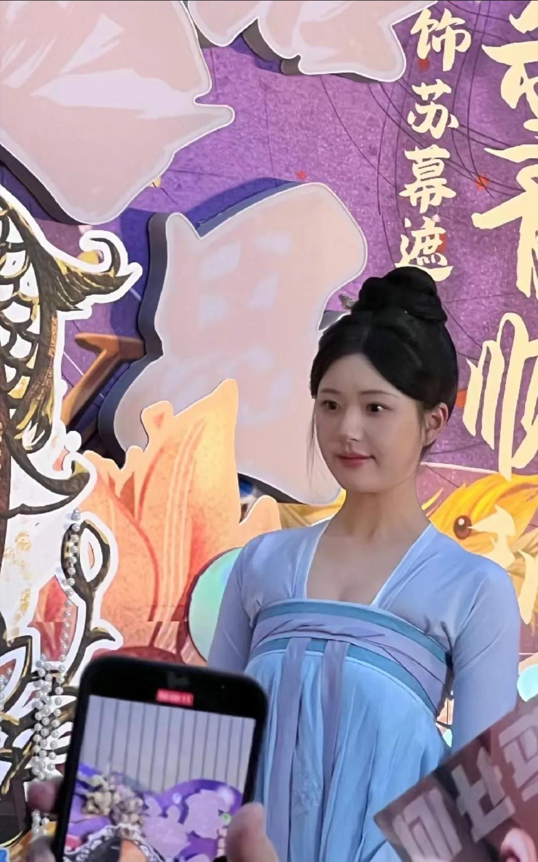 赵露思，刘宇宁主演的《珠帘玉幕》杀青，赵露思太好了，拍剧给剧组买奶茶买菠萝包，杀