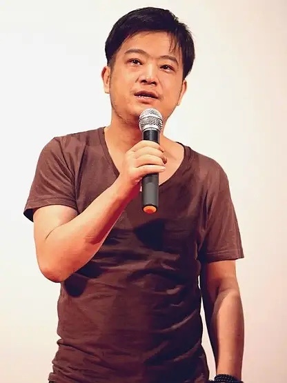 第一次听何勇，那是魔岩三杰在红磡体育馆的演出光盘。何勇的《垃圾场》让我第一次受到
