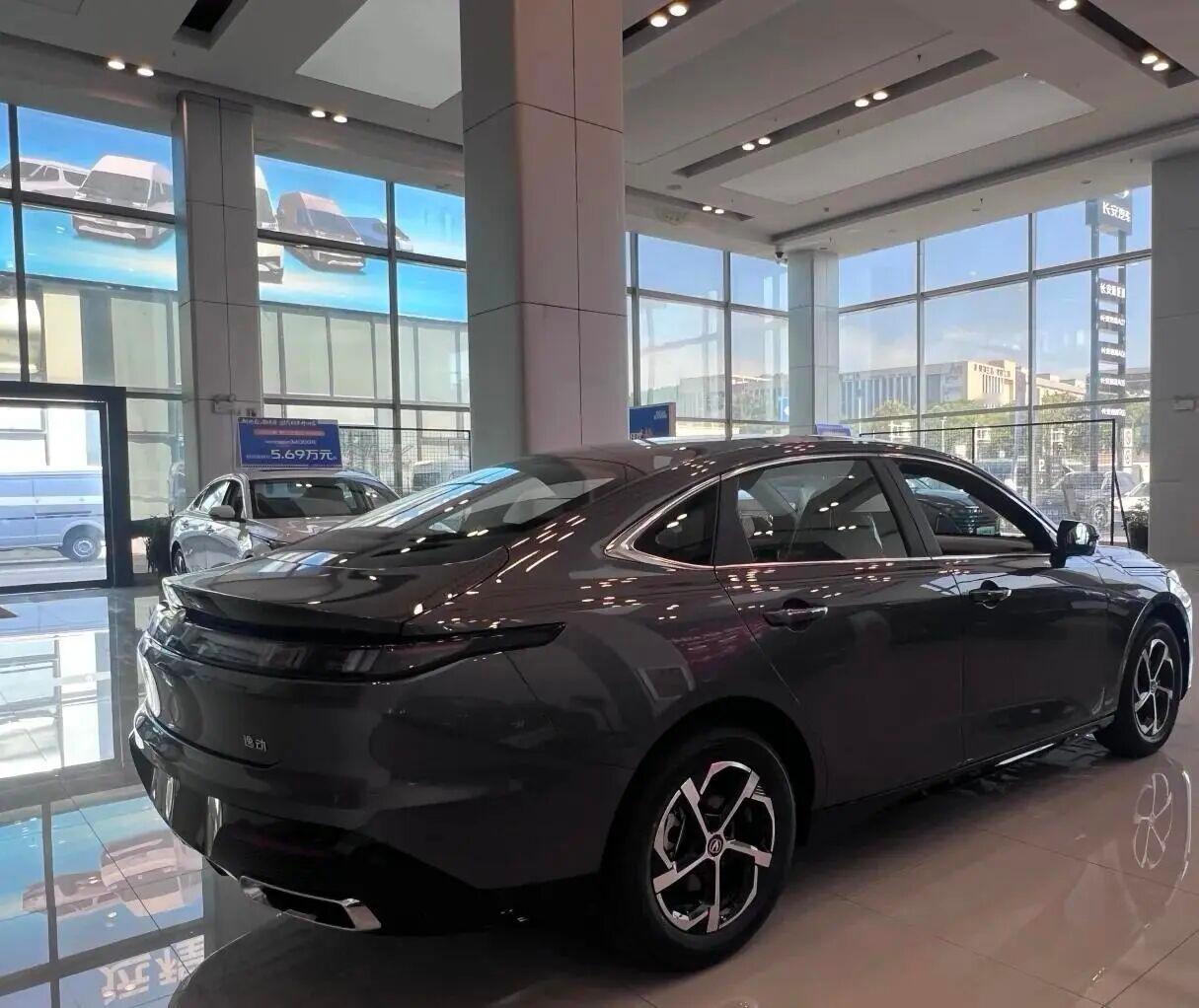 7万块买“电动尾翼”是真香还是智商税？汽车爱好者分享 不到8万的价格，给了你19