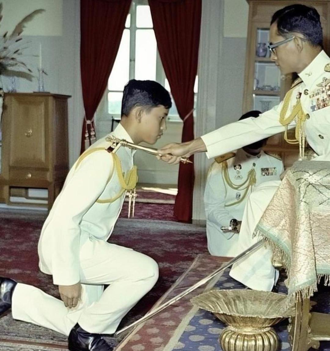 53年前，现任泰国国王玛哈被授予王储头衔，坐上未来君主宝座，53年后，二十岁的提