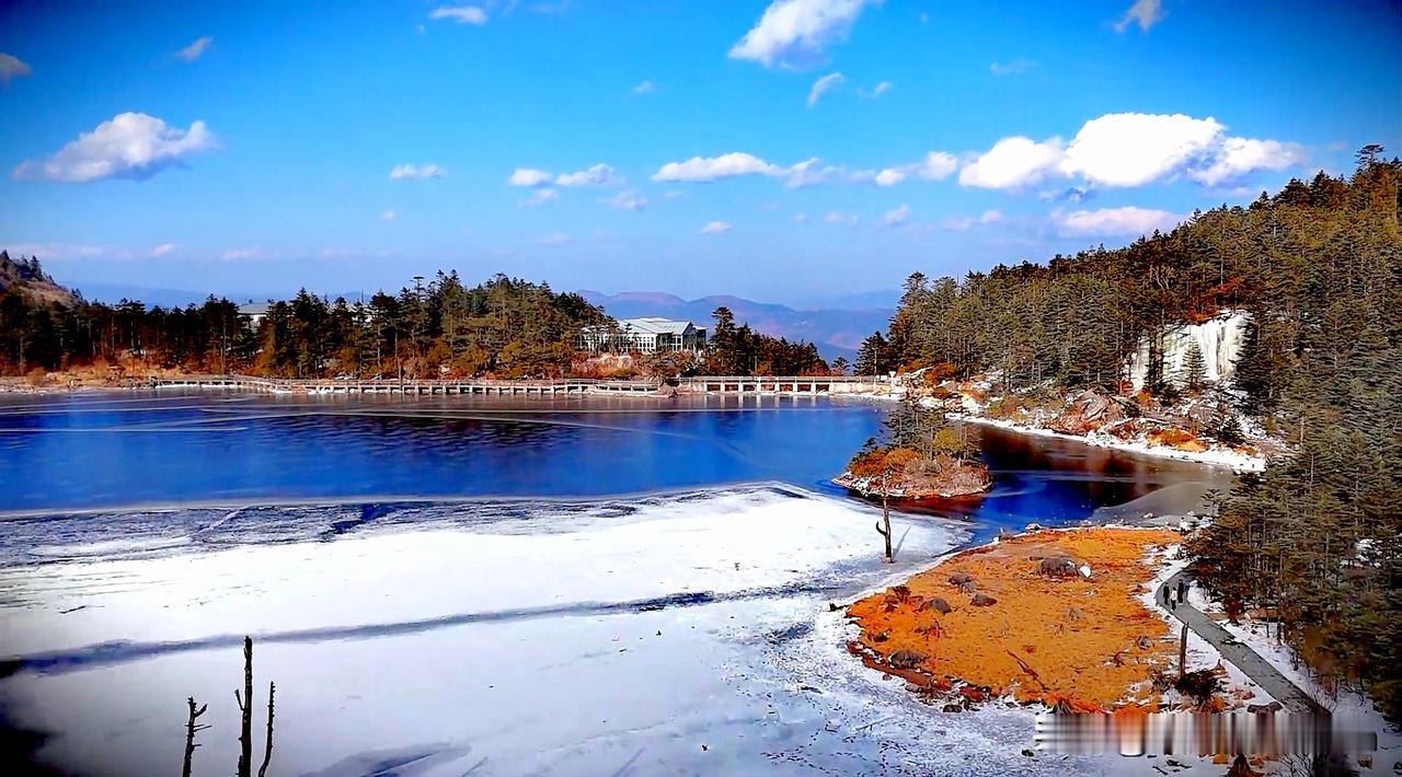 如果你真心在意一个人，就请留在朋友的位置，若你希望他能陪你走得久一点，请记得收住