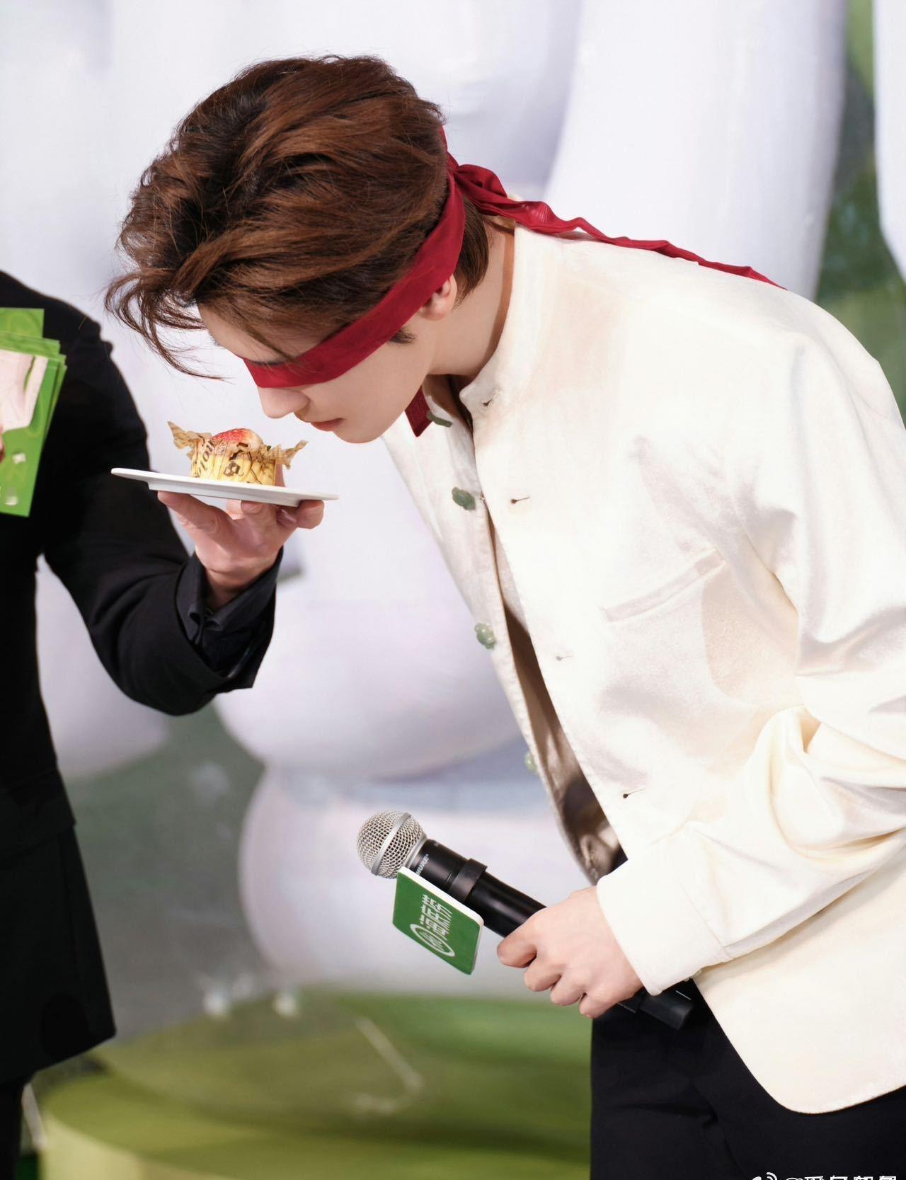 他就像自带打光板一样，嘴角一扬整个人都在发光，这样的少年谁看了不会多喜欢他一点呢