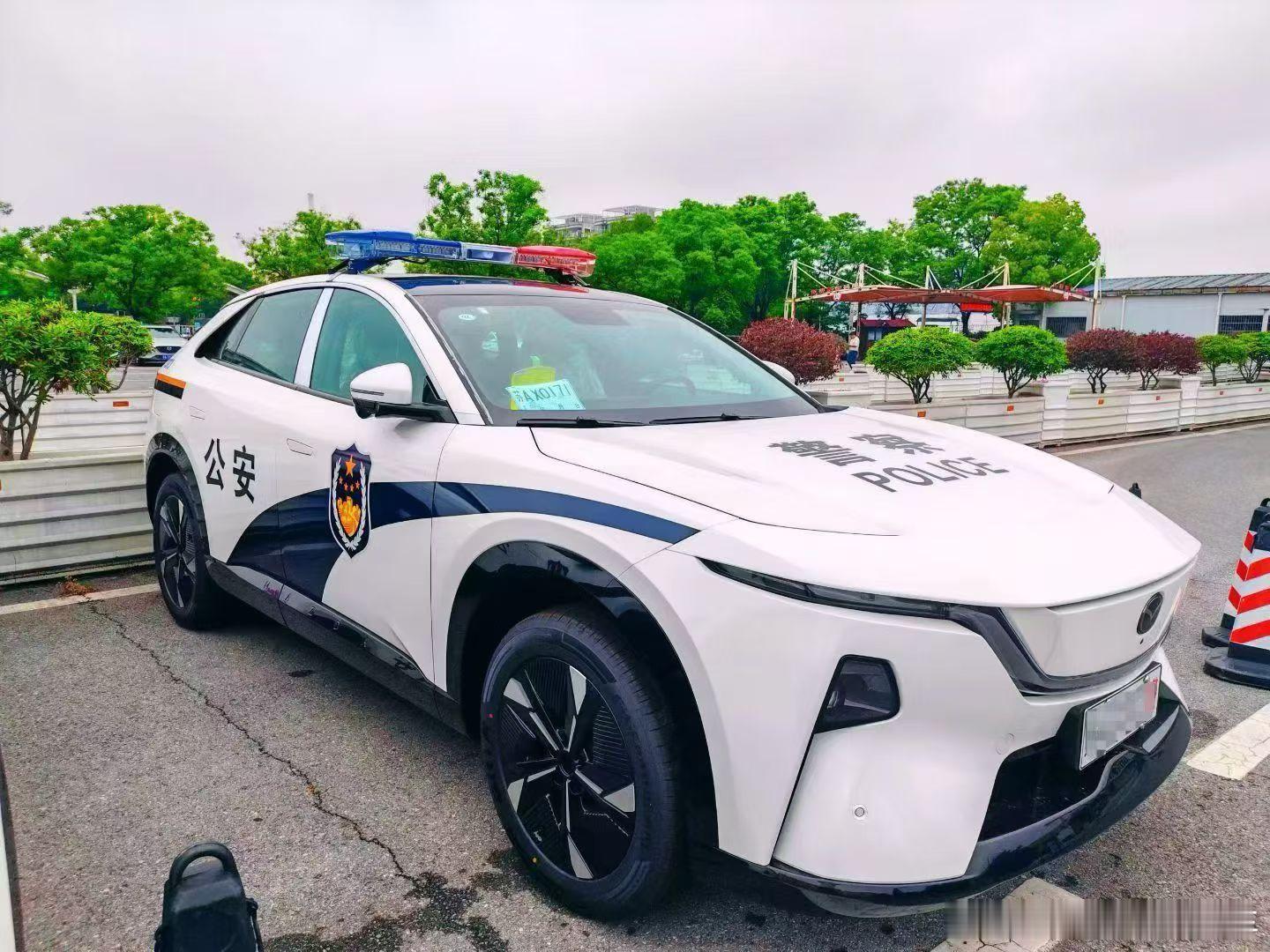 小梁说车 既警车EZ-6之后，又有全新的一批警车的EZ-60大家觉得颜值如何？ 