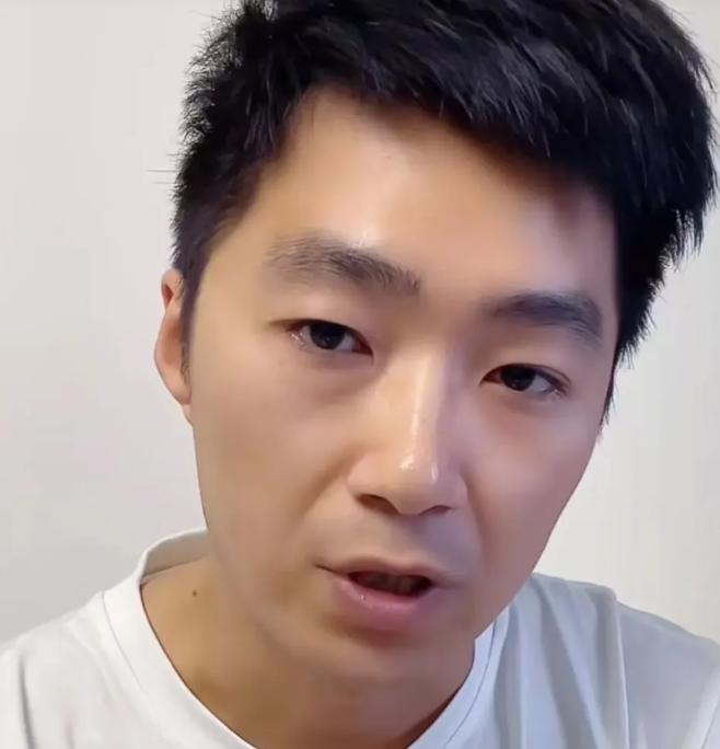 [浮云]博主金梦仁拿个9块9的玻璃水，对着胖东来249块的毛巾一通嗷嗷叫，就问你