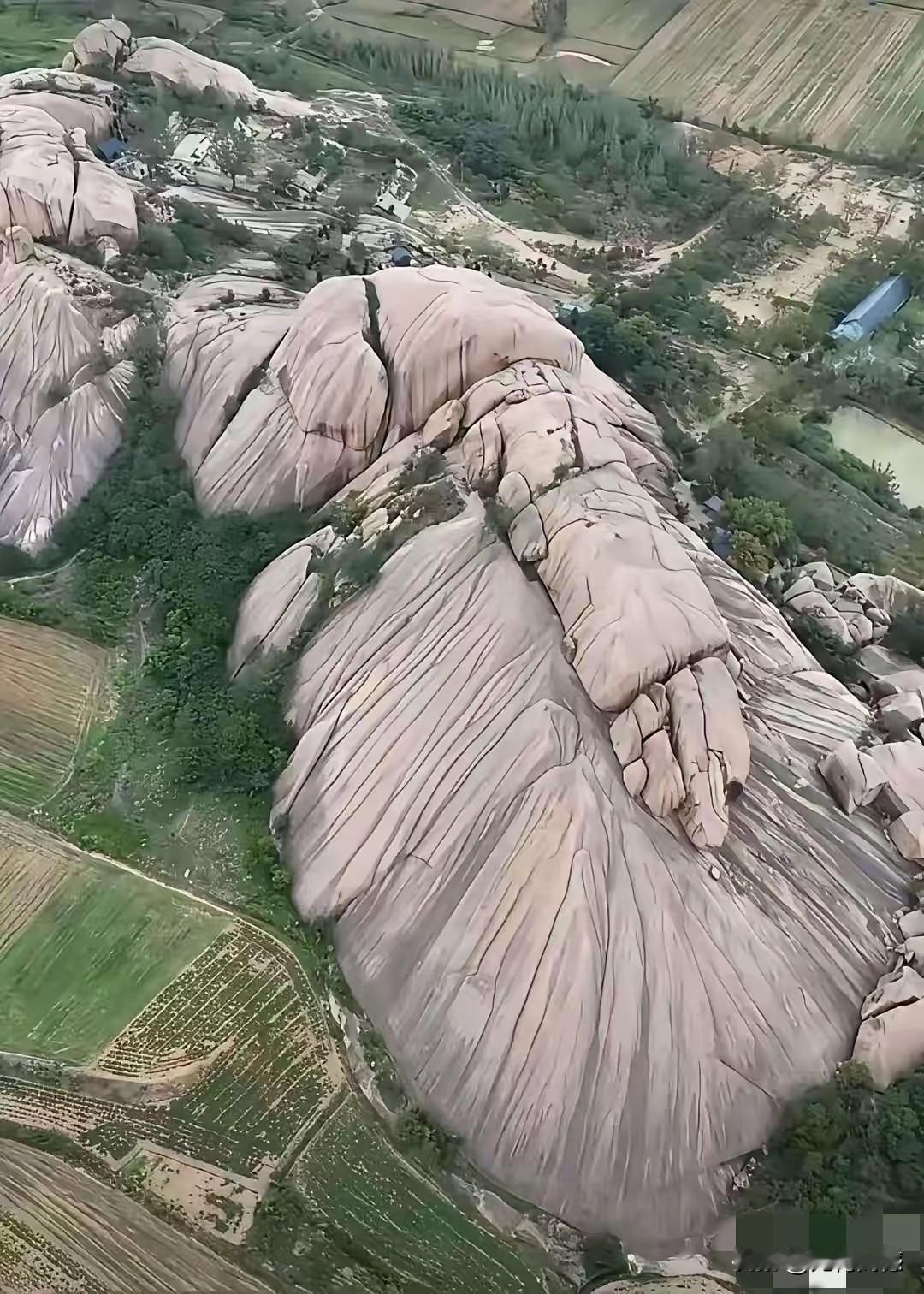这是哪里的山？看起来就像巨人的手臂一样，真是太壮观了，祖国的大好山河，去过的地方