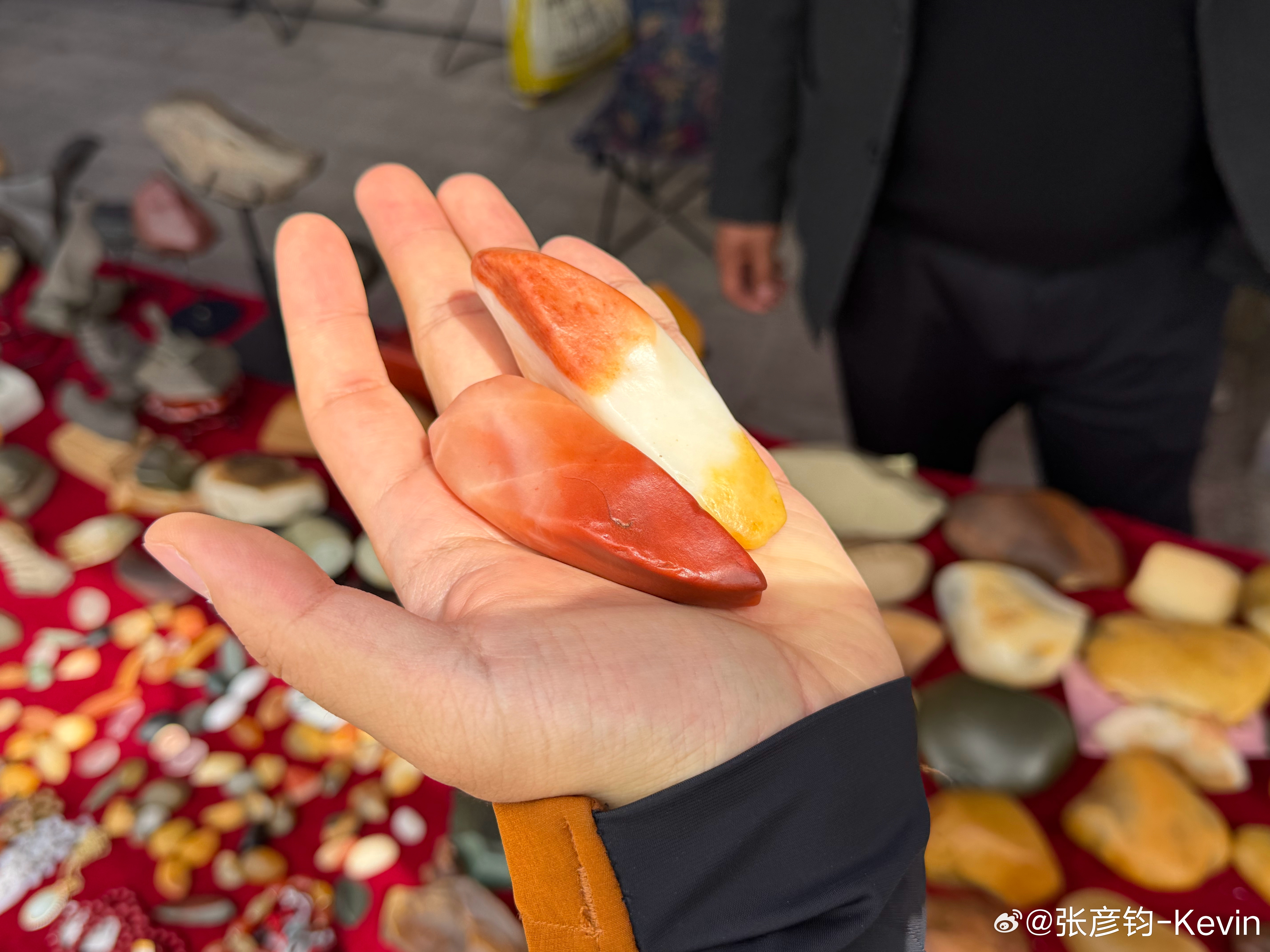 本着来都来了，在新疆逛石头，发现价格差别居然能如此之大？！左边那块肉我买的，25