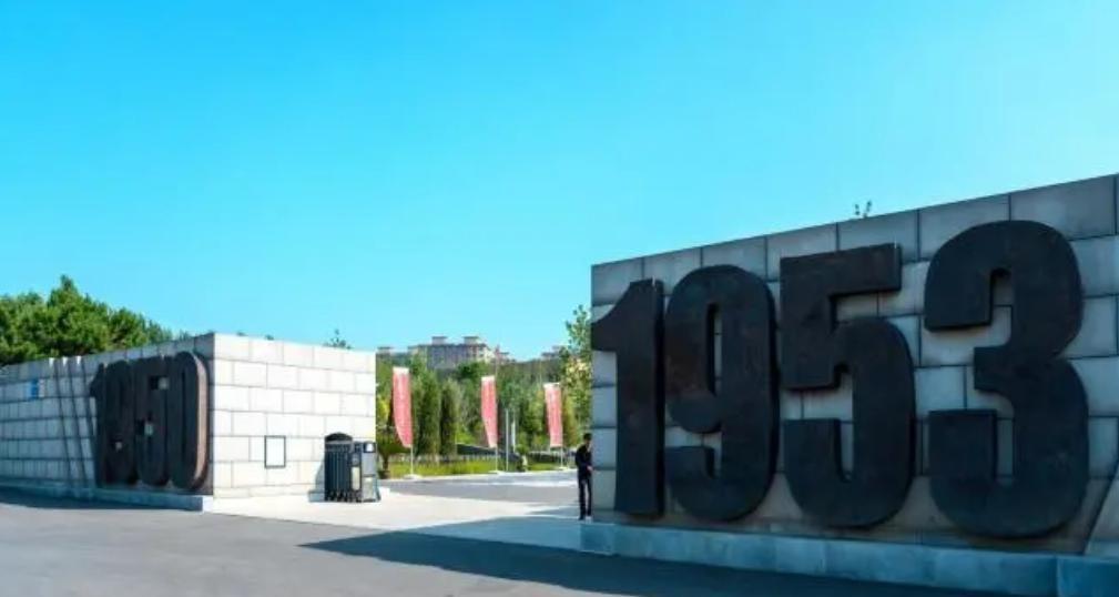 1956年，一位女大学生因错过烈士陵园时间，含泪请求大爷放行，只为再见他一面！