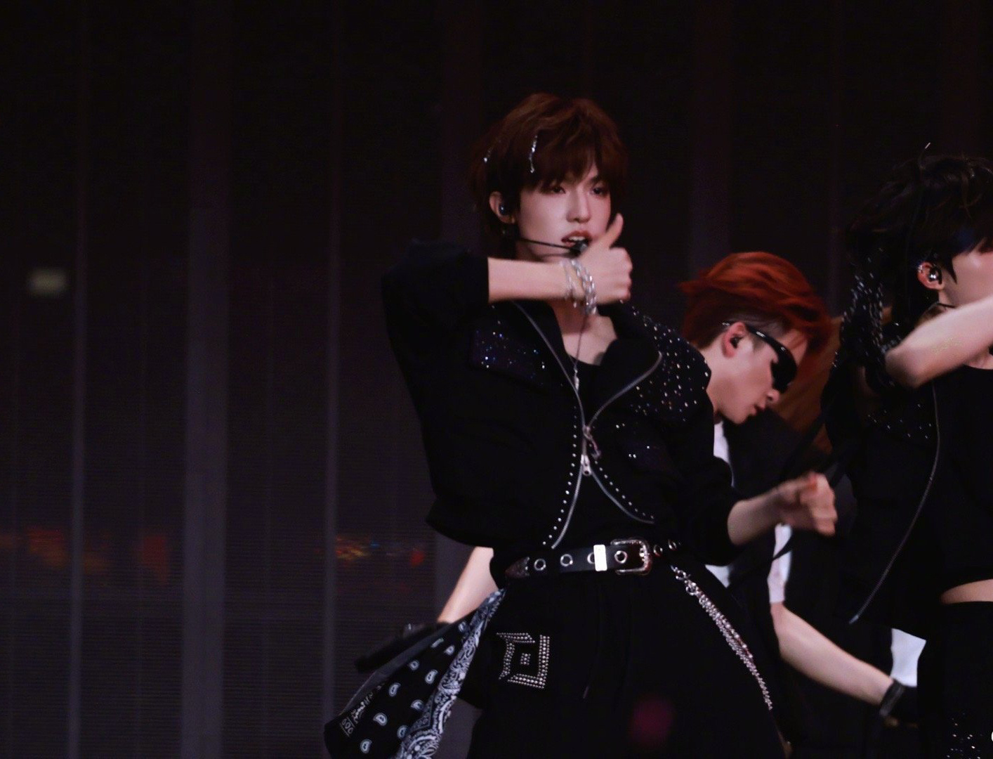 张泽禹完全是生图最严厉的家长来的！第二天的新音舞台这状态都好成啥样了