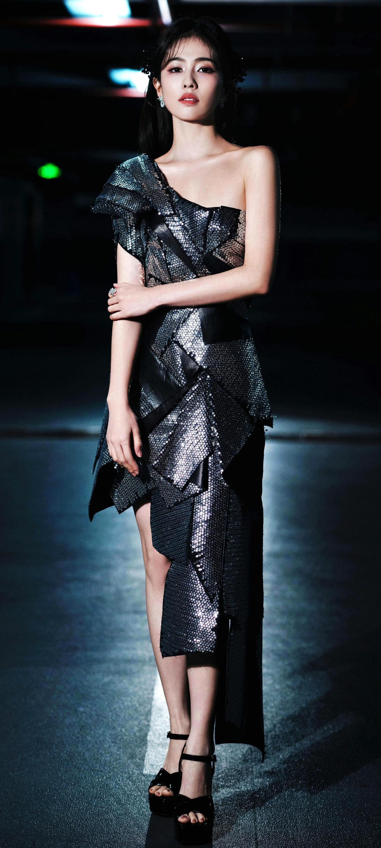 白鹿黑纱亮片裙鲨疯了！冷艳氛围感直接拉满！

谁懂啊！白鹿这身黑纱亮片斜肩裙造型