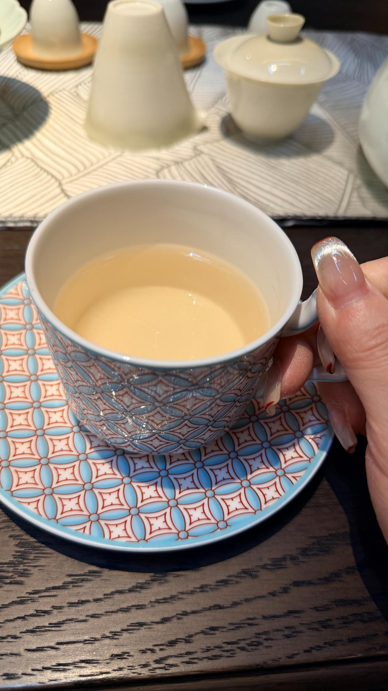 和一个北京来的宝宝喝下午茶
挫败的感情点燃了搞事业的熊熊大火，接连拿下百万大单。