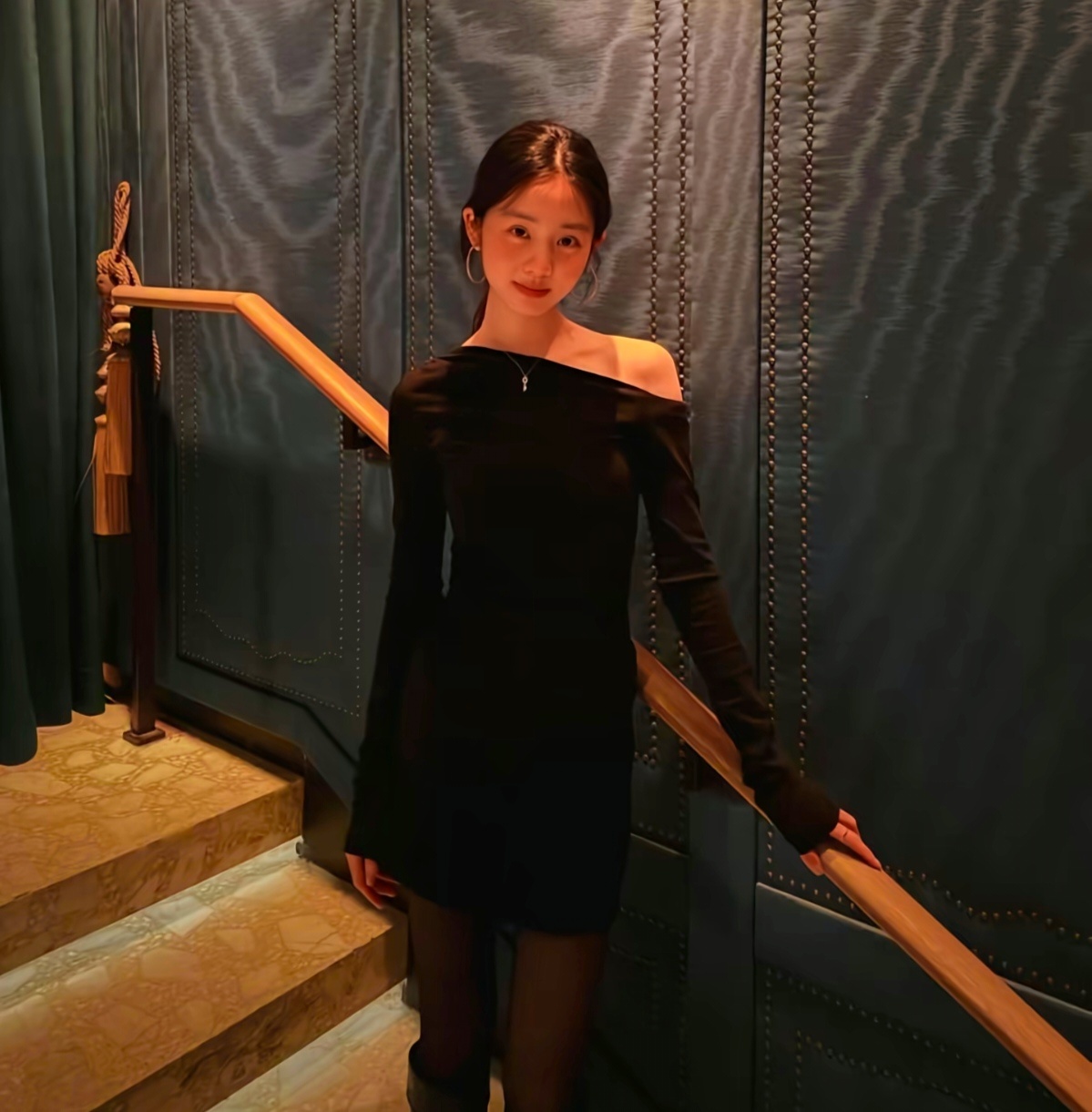 我认为这热搜来得莫名其妙。网传《百妖谱》让20岁的黄多多搭31岁的邓为，观众第一