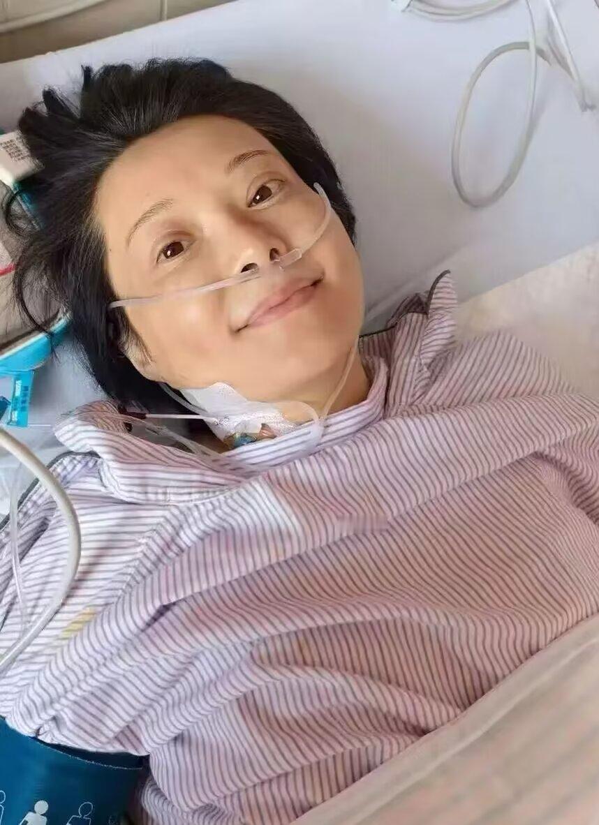 袁立姐姐病了，她脸色苍白，颈部插着引流管，鼻子里挂着氧气管。但那双曾经灵动明亮的