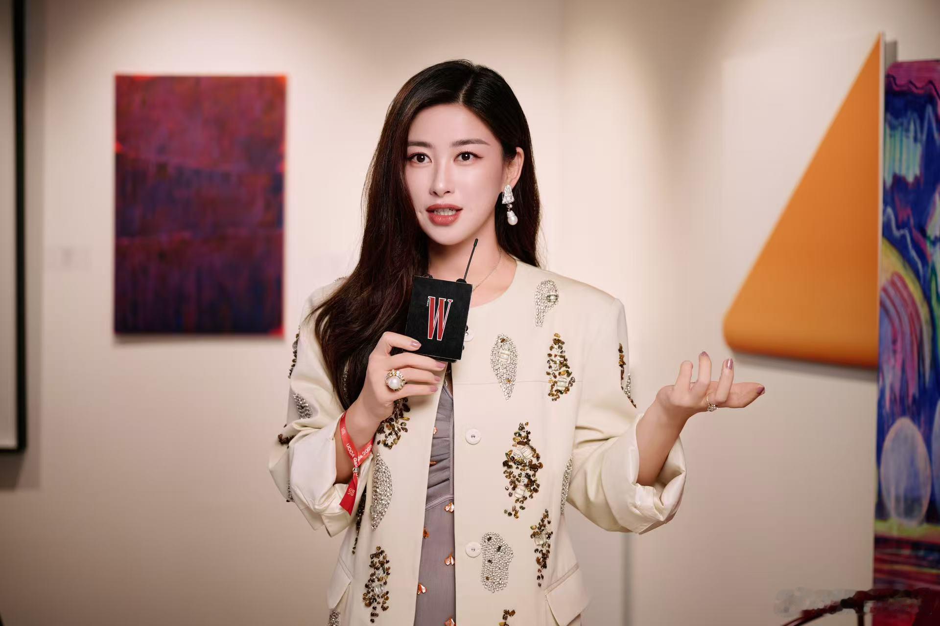 朱珠依然单身座谈会  1月27日，朱珠出发机场亮相新剧《依然单身》南京观众座谈会