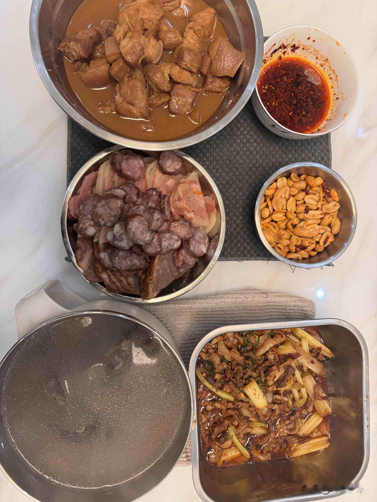 分享我这周有趣的事：春节已经过去，马上上班，家里剩菜还没有消灭。看着品种不少，但