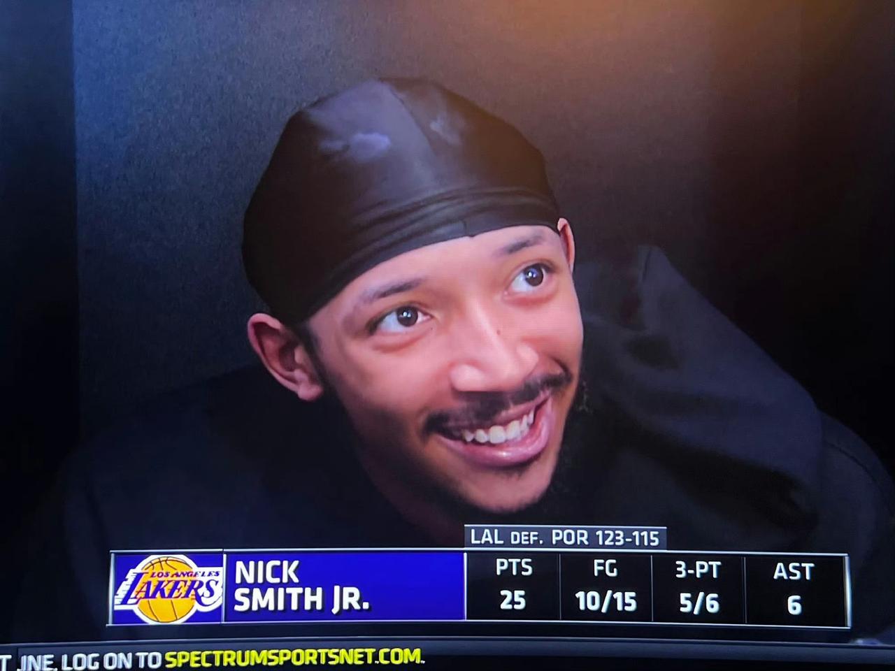 创造纪录之夜，原来是带病出战！
记者报道，小尼克·史密斯中场休息时，在走廊上吐了