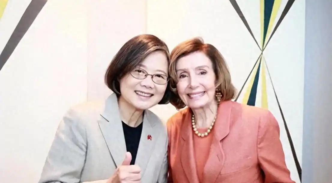 一个词的调整，为什么让蔡英文赴美这件事更值得关注，蔡英文跑到美国表忠心，递上投名
